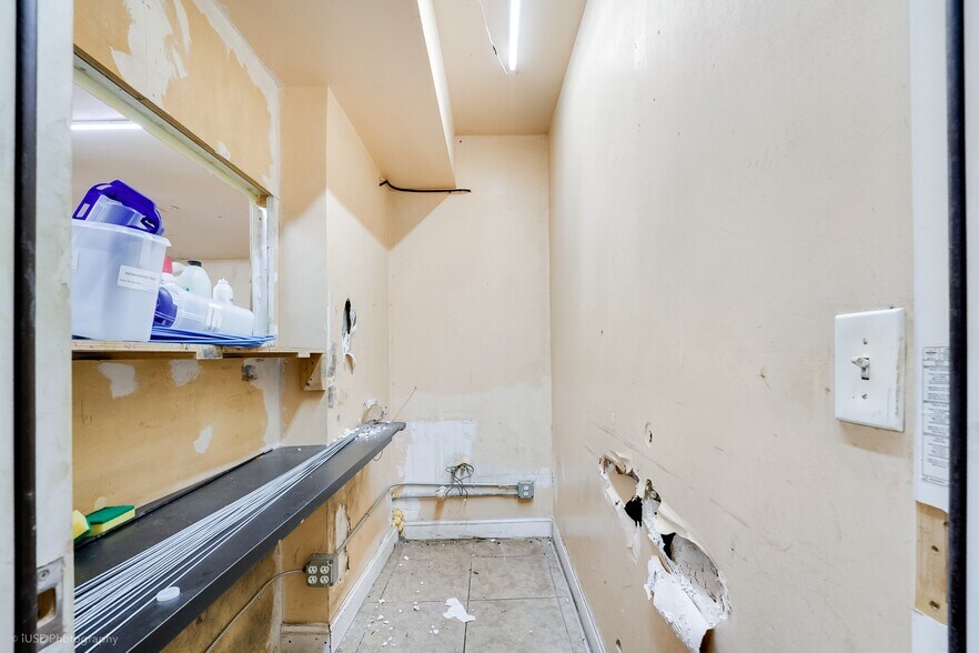 More Photos Of 2381-2389 NW 54th St, Miami Freestanding For Lease