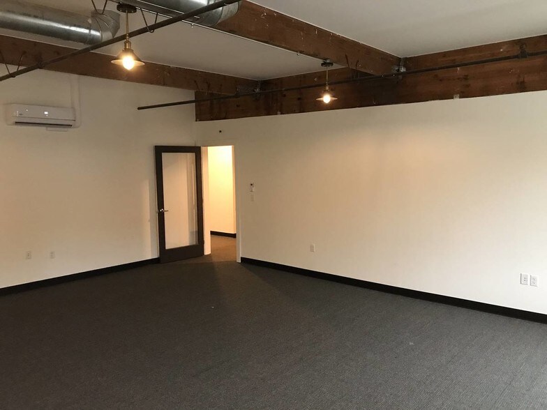 More Photos Of 2330 NW 31st Ave, Portland Flex For Lease