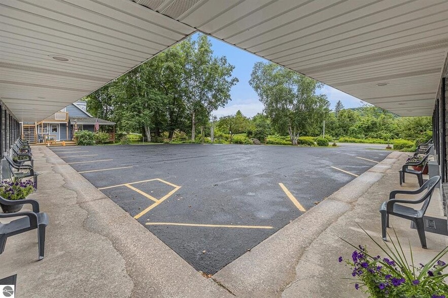 More Photos Of 519 Lake St, Frankfort Hotel For Sale