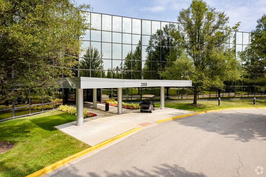 More Photos Of 2333 Waukegan Rd, Bannockburn Office For Lease