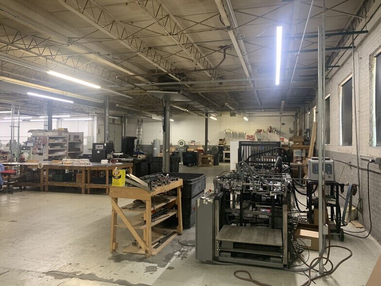 More Photos Of 5707 N Northwest Hwy, Chicago Manufacturing For Sale