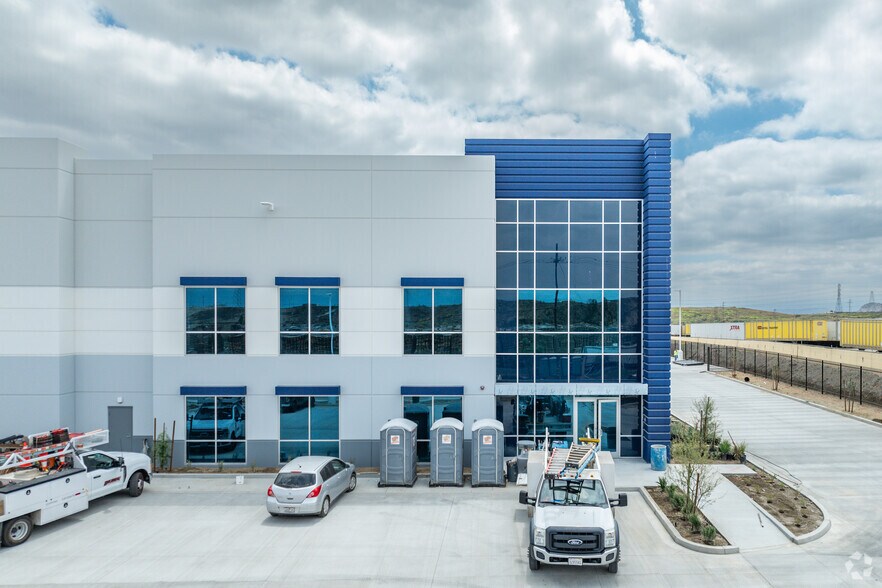 More Photos Of 485 E Santa Ana Ave, Bloomington Warehouse For Lease