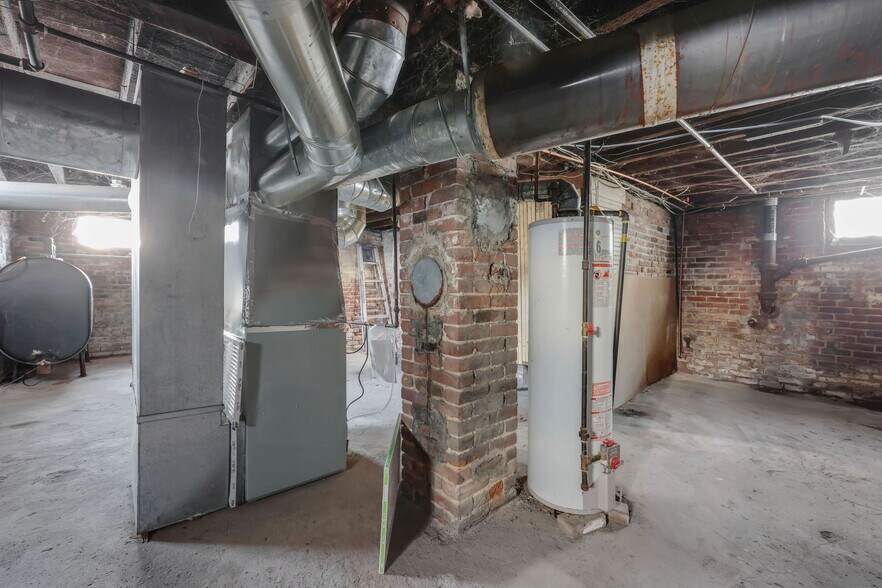 More Photos Of 142 Dickinson St, Springfield Flex For Sale