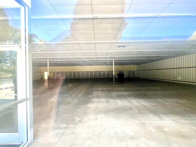 More Photos Of 320 S Adams St, Manito Freestanding For Lease