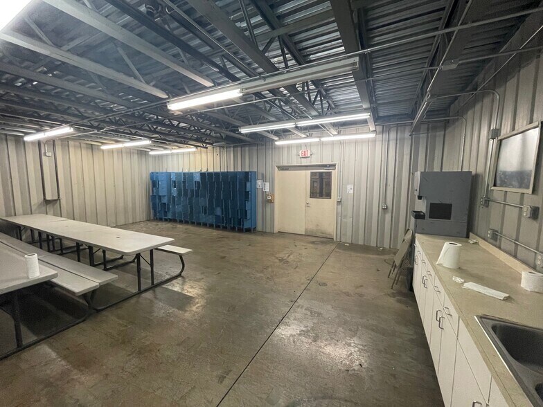 More Photos Of 500 Soho Dr, Adairsville Warehouse For Lease