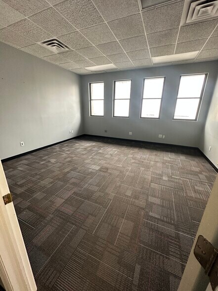More Photos Of 10 Liberty St, Edison Warehouse For Lease