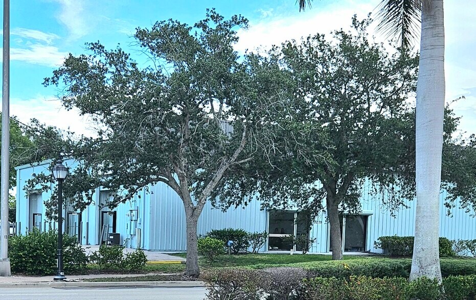 More Photos Of 3270 Bayshore Dr, Naples Freestanding For Sale