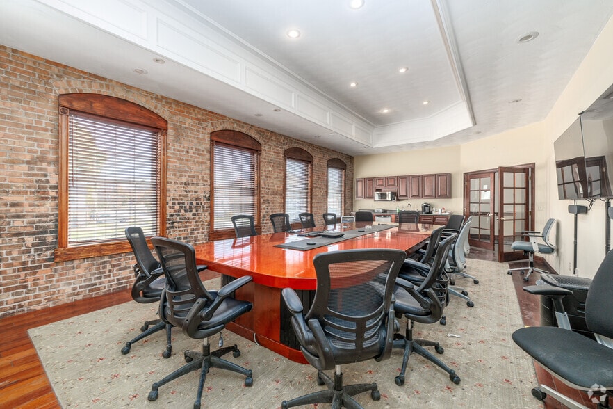 More Photos Of 3420 Maple Ave, Pulaski Warehouse For Sale