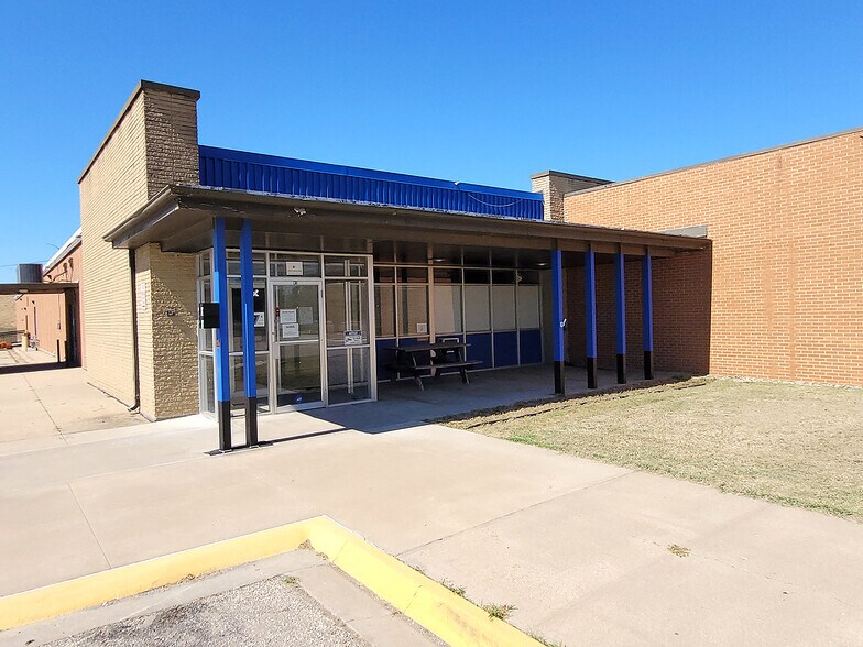 More Photos Of 1 S Lorraine St, Hutchinson Light Manufacturing For Sale