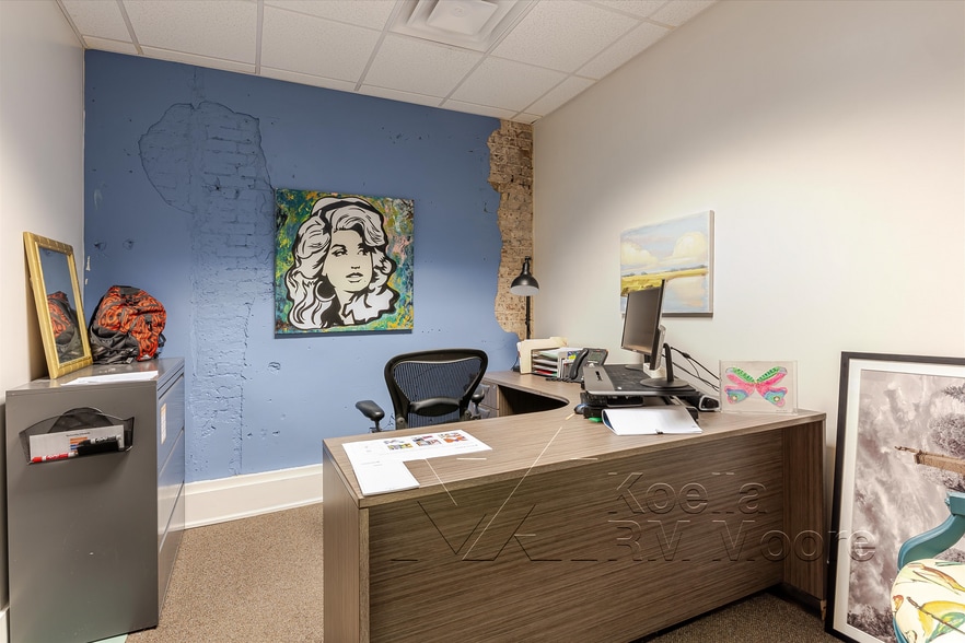 More Photos Of 17 Market Sq, Knoxville Storefront Retail Office For Sale