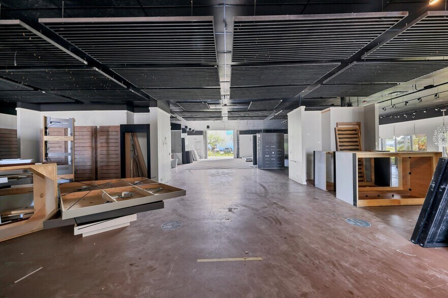 More Photos Of 2451 17th St, Sarasota Showroom For Sale