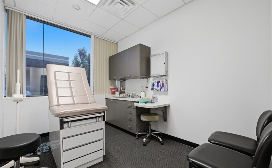 More Photos Of 6610 Flanders Dr, San Diego Medical For Sale