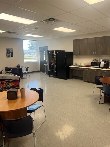 More Photos Of 15277 Heritage Pky, Fort Worth Distribution For Lease