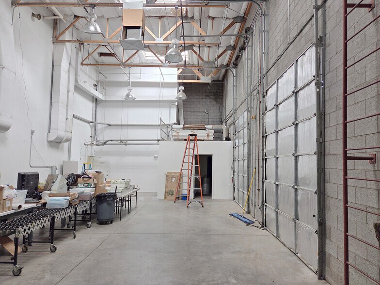 More Photos Of 1929 W Lone Cactus Dr, Phoenix Light Distribution For Lease