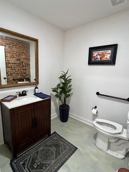 More Photos Of 112 W Wise St, Bowie Office For Sale