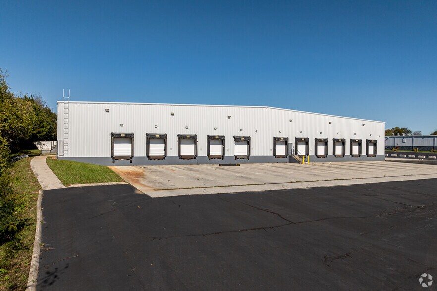 More Photos Of 640 N Northpark Dr, Clinton Warehouse For Lease