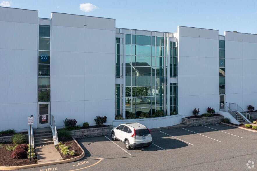 More Photos Of 4701 Market St, Fredericksburg Office For Sale
