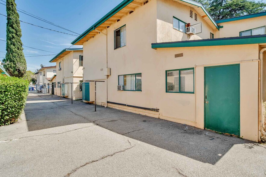 More Photos Of 15915-15919 Sherman Way, Van Nuys Apartments For Sale