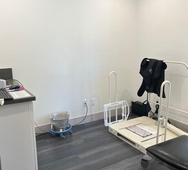 More Photos Of 17970 Sierra Hwy, Canyon Country Medical For Lease