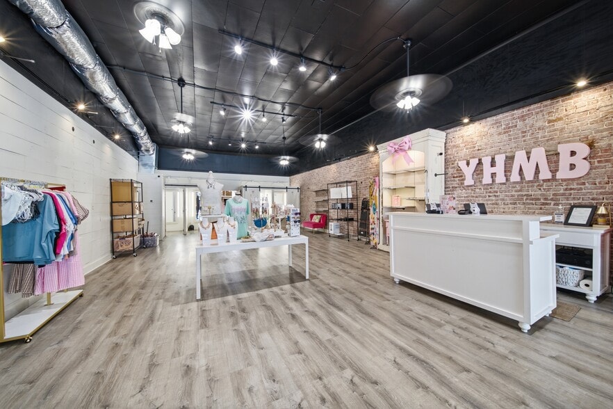 More Photos Of 122 N Main St, Sand Springs Storefront For Sale