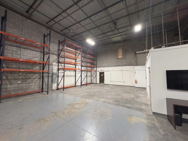 More Photos Of 6665 Corners Industrial Ct, Peachtree Corners Warehouse For Lease