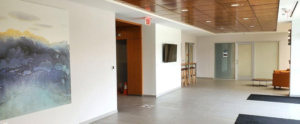 More Photos Of 160 Newtown Rd, Virginia Beach Office For Lease