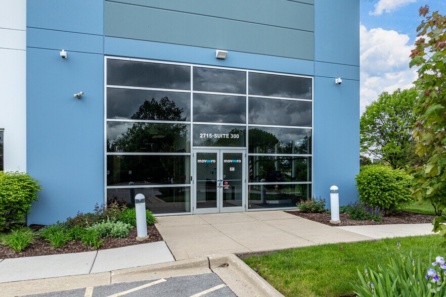 More Photos Of 2715 Davey Rd, Woodridge Distribution For Lease