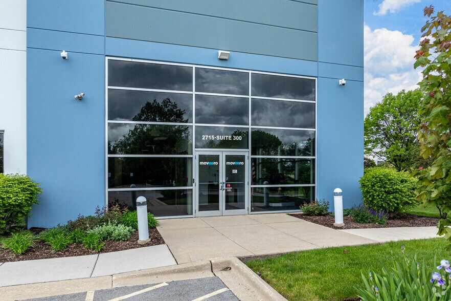 More Photos Of 2715 Davey Rd, Woodridge Distribution For Lease