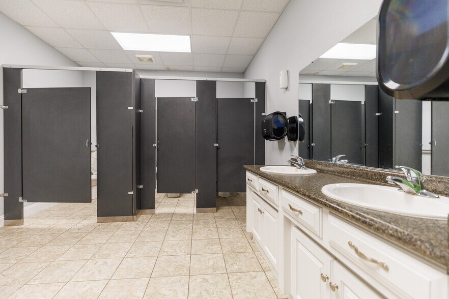 More Photos Of 37 E Main St, Lakeland Flex For Sale