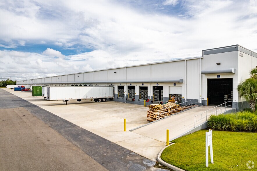 More Photos Of 7320 Kingspointe Pky, Orlando Distribution For Lease