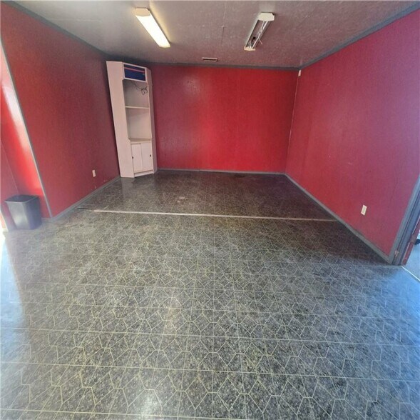 More Photos Of 302 N Silver St, Paola General Retail For Sale