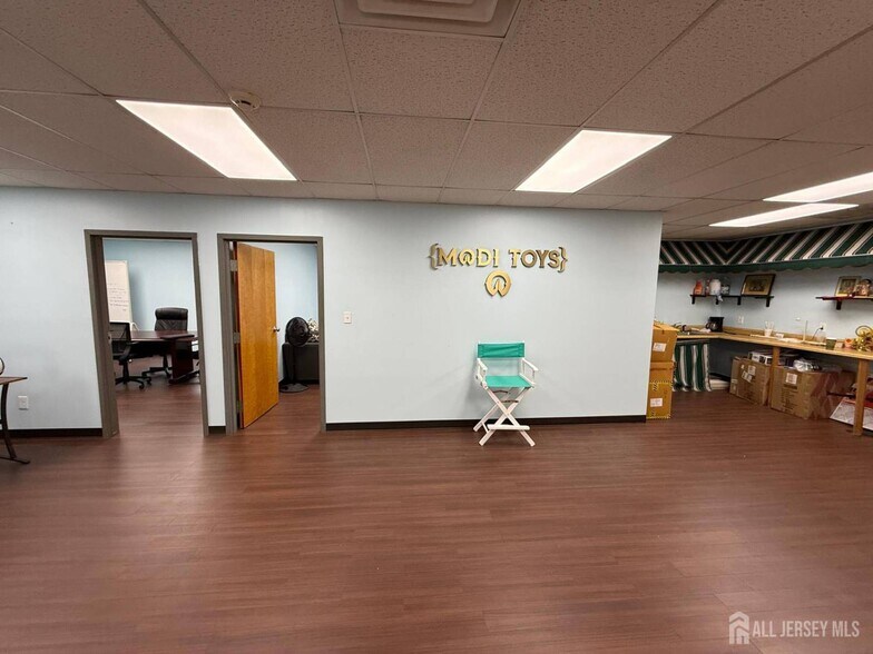 More Photos Of 13 Coral St, Edison Flex For Lease