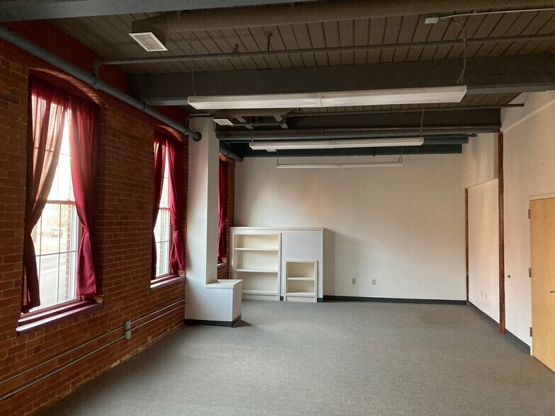More Photos Of 296 Nonotuck St, Northampton Warehouse For Lease