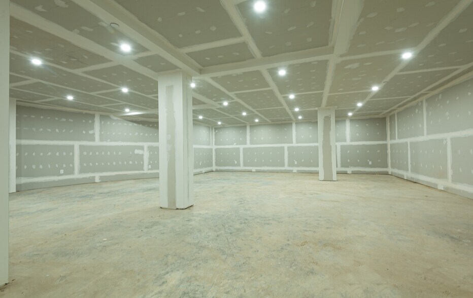 More Photos Of 3043 31st St, Long Island City Service For Lease