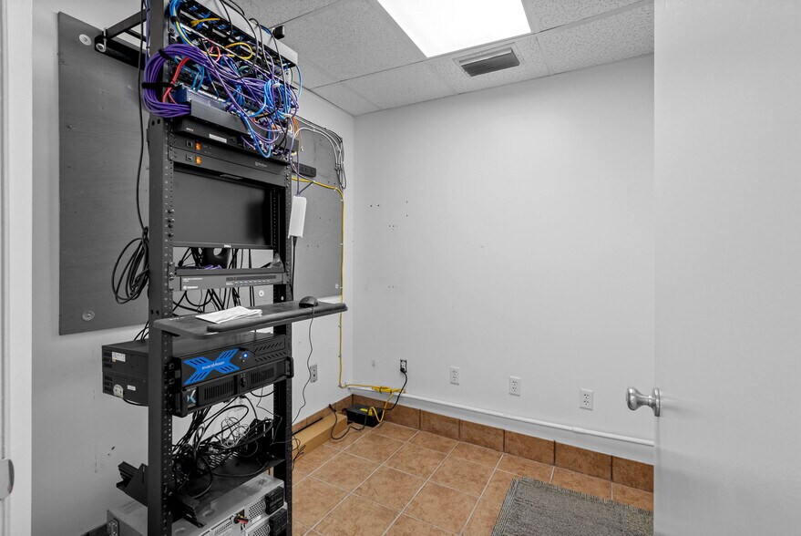 More Photos Of 4412 W Osborne Ave, Tampa Light Distribution For Lease