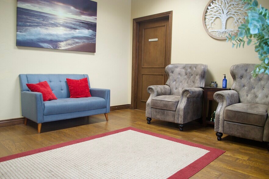 More Photos Of 307 E Danforth Rd, Edmond Office Residential For Sale