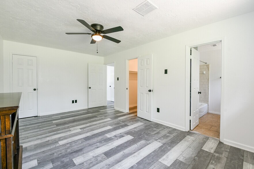 More Photos Of 33303 TX-249, Pinehurst Warehouse For Sale