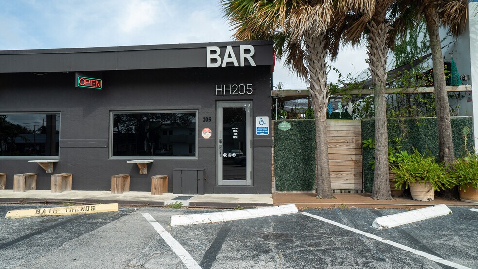 More Photos Of 201-205 NE 31st St, Oakland Park Restaurant For Lease
