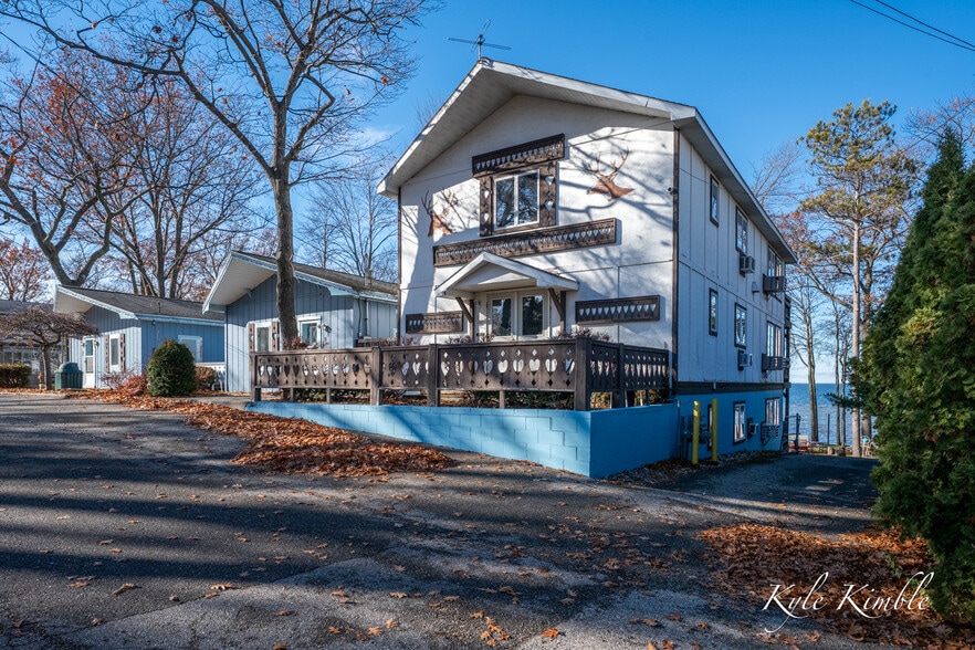 More Photos Of 104 W Houghton Lake Dr, Prudenville Hotel For Sale