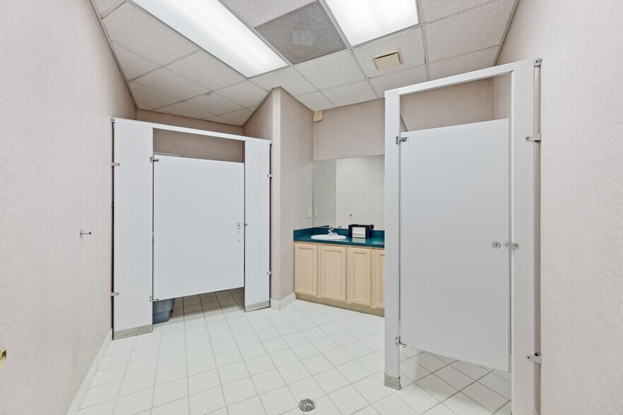 More Photos Of 1411 Old Mill Cir, Winston-Salem Office For Sale