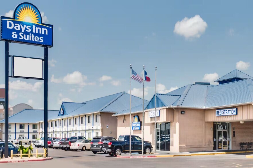 Primary Photo Of 7060 North San Bernardo, Laredo Hotel For Sale