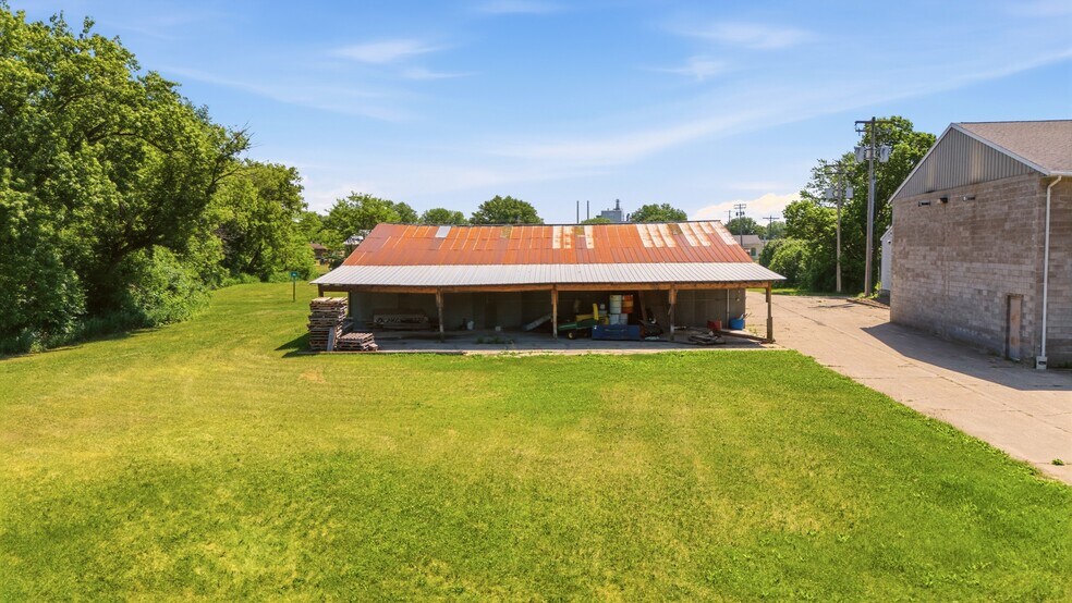 More Photos Of 520 W Broadway St, Blair Warehouse For Sale