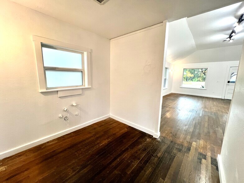 More Photos Of 1628 S 1st St, Austin Storefront Retail Residential For Sale