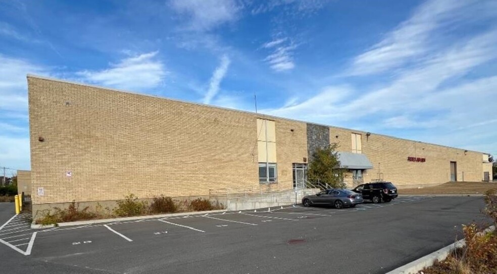 Primary Photo Of 1966 Broadhollow Rd, Farmingdale Distribution For Lease