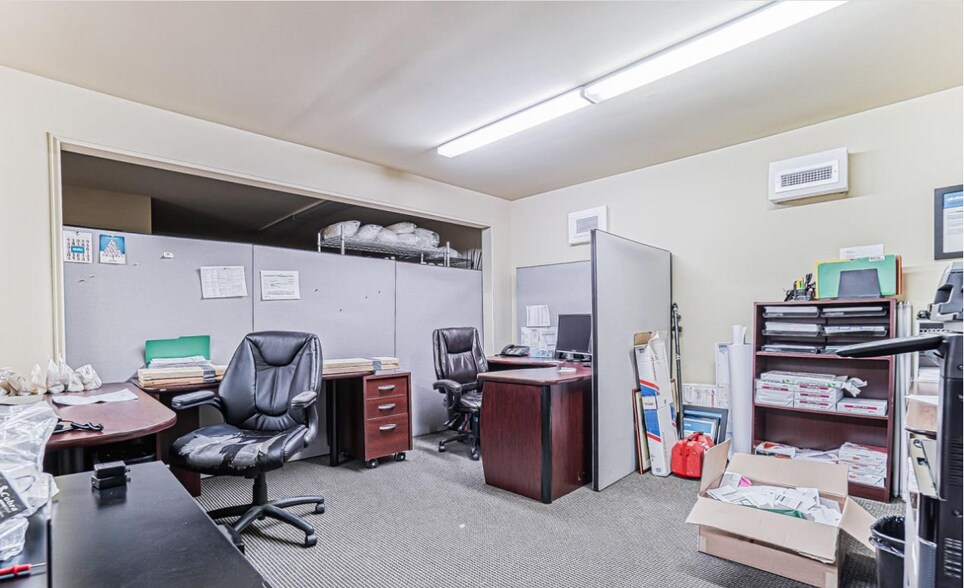 More Photos Of 2100 Boul René-Gaultier, Varennes Service Station For Sale