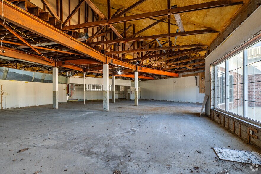 More Photos Of 297 Boston Post Rd, Wayland Storefront For Sale