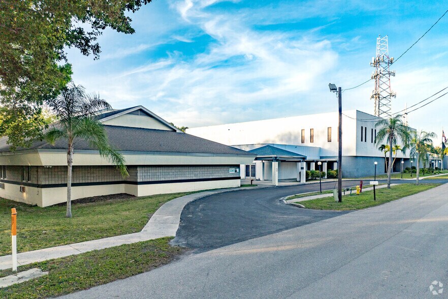 More Photos Of 940 Tarpon St, Fort Myers Schools For Lease