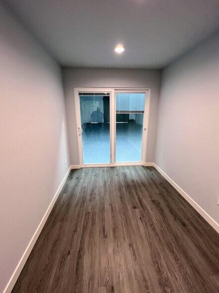More Photos Of 12990 Branford St, Pacoima Warehouse For Lease