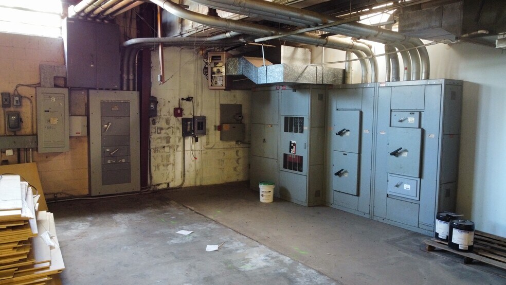 More Photos Of 2615 Elmhurst Ln, Portsmouth Warehouse For Lease