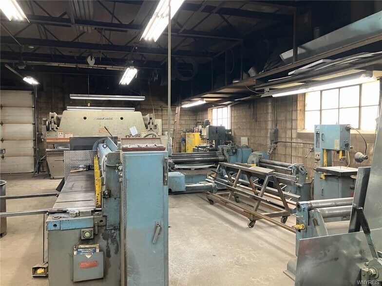More Photos Of 2543 Seneca Ave, Niagara Falls Manufacturing For Sale